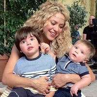 Shakira promocionando el videojuego 'Love Rocks' con sus hijos Milan y Sasha