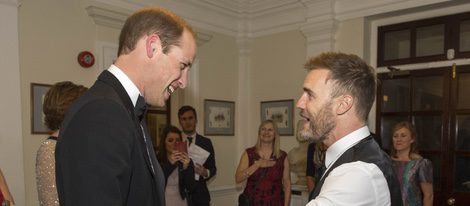 Gary Barlow saludando a Guillermo de Inglaterra en una gala benéfica
