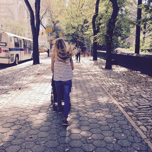 Vanesa Lorenzo paseando con su hija Manuela por Central Park