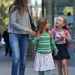 Sarah Jessica Parker con sus hijas Loretta y Thabita camino del colegio