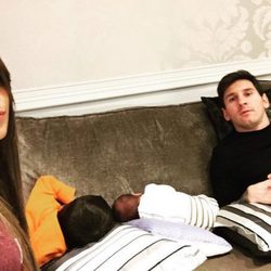 Leo Messi y Antonella Roccuzzo con sus hijos Thiago y Mateo durmiendo