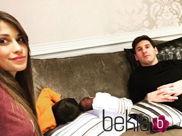 Leo Messi y Antonella Roccuzzo con sus hijos Thiago y Mateo durmiendo