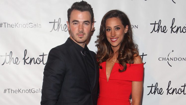 Kevin y Danielle Jonas en The Knot gala 2015 en Nueva York