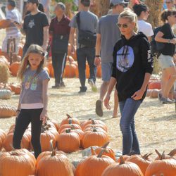 Heidi Klum con su hija Leni buscando las calabazas para Halloween 2015