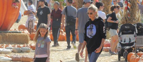 Heidi Klum con su hija Leni buscando las calabazas para Halloween 2015