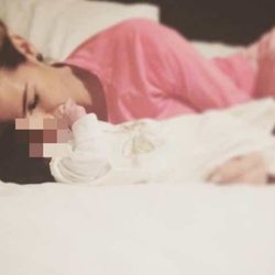 Tamara Gorro durmiendo junto a la recién nacida Shaila