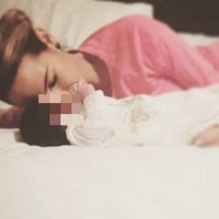 Tamara Gorro durmiendo junto a la recién nacida Shaila