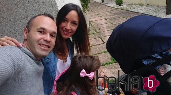 Andrés Iniesta y Anna Ortíz disfrutando de la tarde del domingo junto a sus hijos