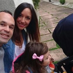 Andrés Iniesta y Anna Ortíz disfrutando de la tarde del domingo junto a sus hijos
