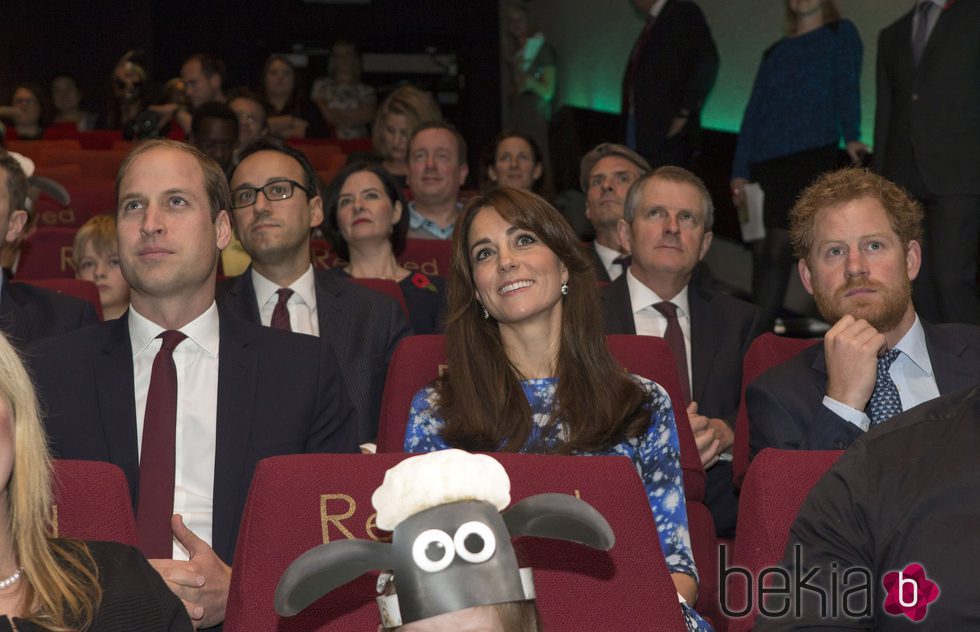 Los Duques de Cambridge y el Príncipe Harry en la Academia de Cine Británica