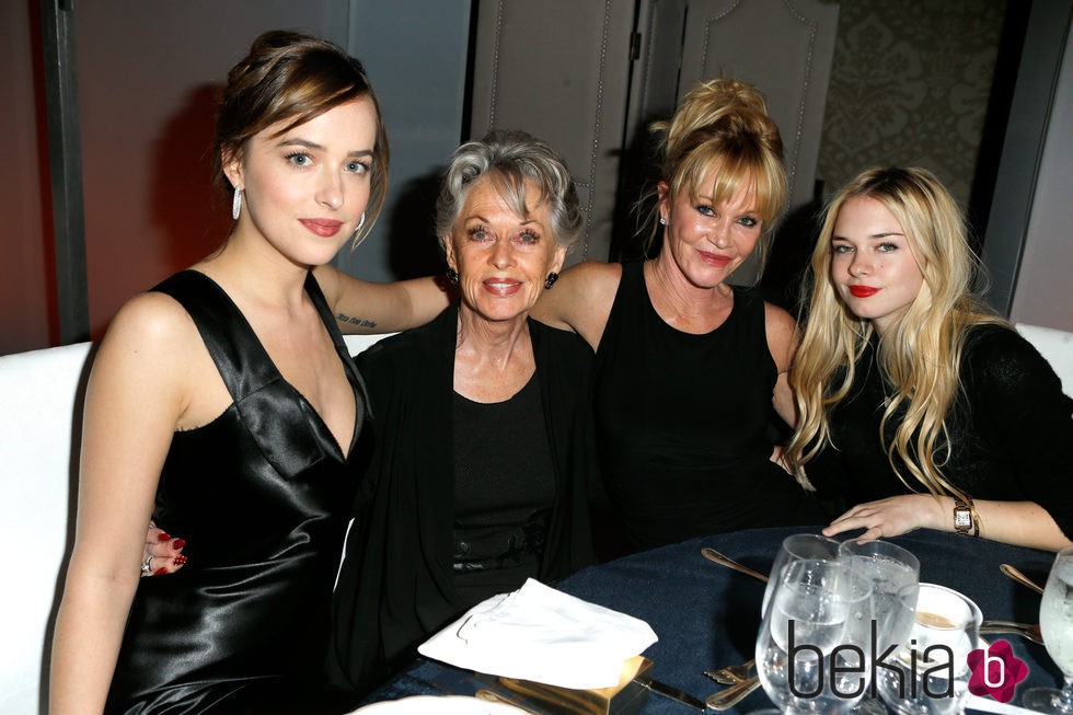 Melanie Griffith, Tippi Hedren, Dakota Johnson y Stella del Carmen en la cena de los premios ELLE