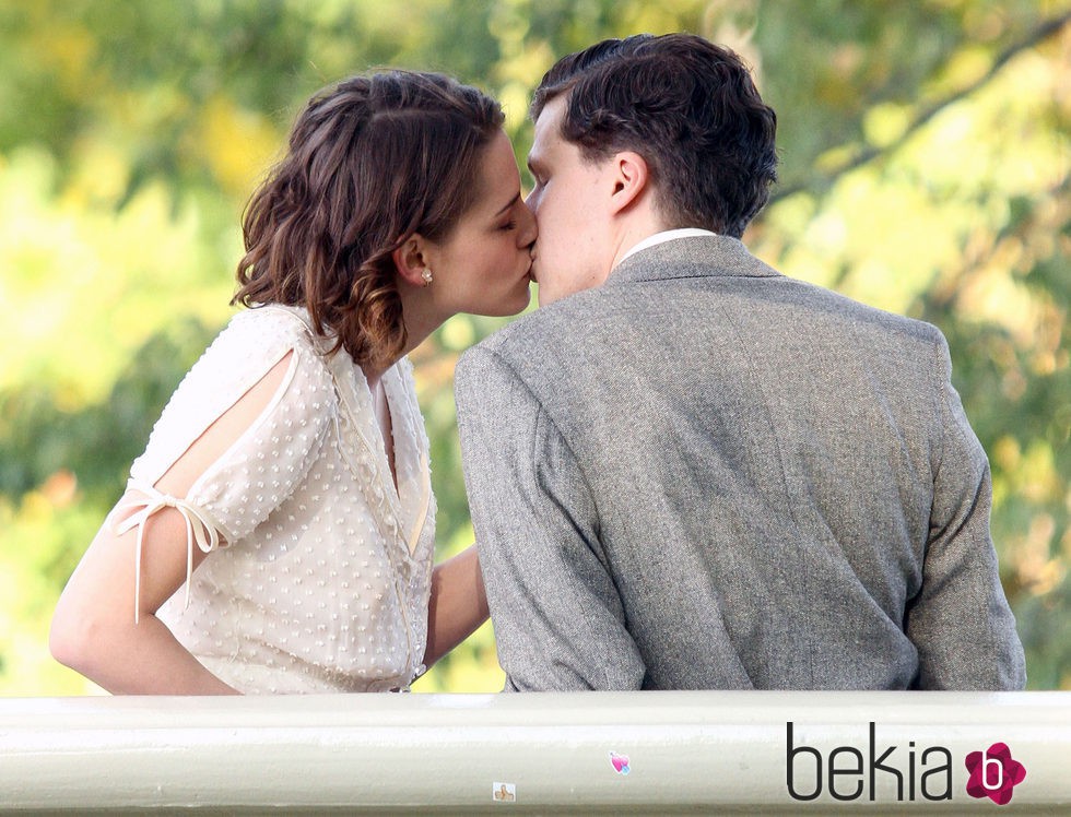 Kristen Stewart y Jesse Eisenberg se besan en el rodaje de su nueva película