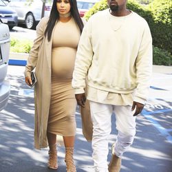 Kanye West y Kim Kardashian a la llegada de la fiesta de aniversario de la televisiva