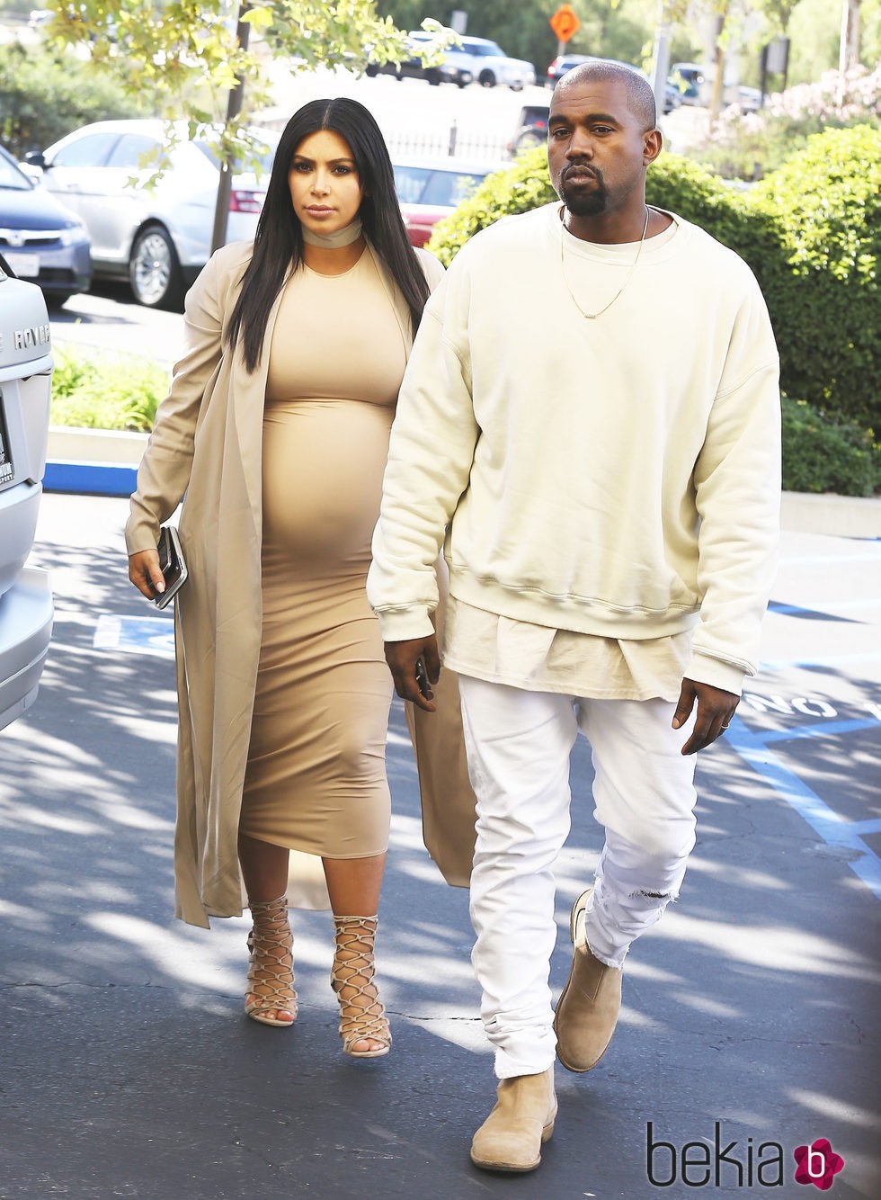 Kanye West y Kim Kardashian a la llegada de la fiesta de aniversario de la televisiva