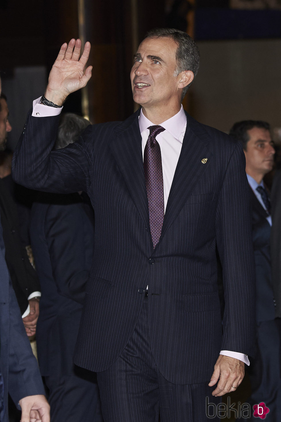 El Rey Felipe saludando al Auditorio en los Premios Princesa de Asturias 2015