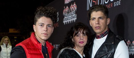 Rafa y Christopher Mateo con su madre María Luisa en la fiesta de Halloween 2015 del Parque de Atracciones