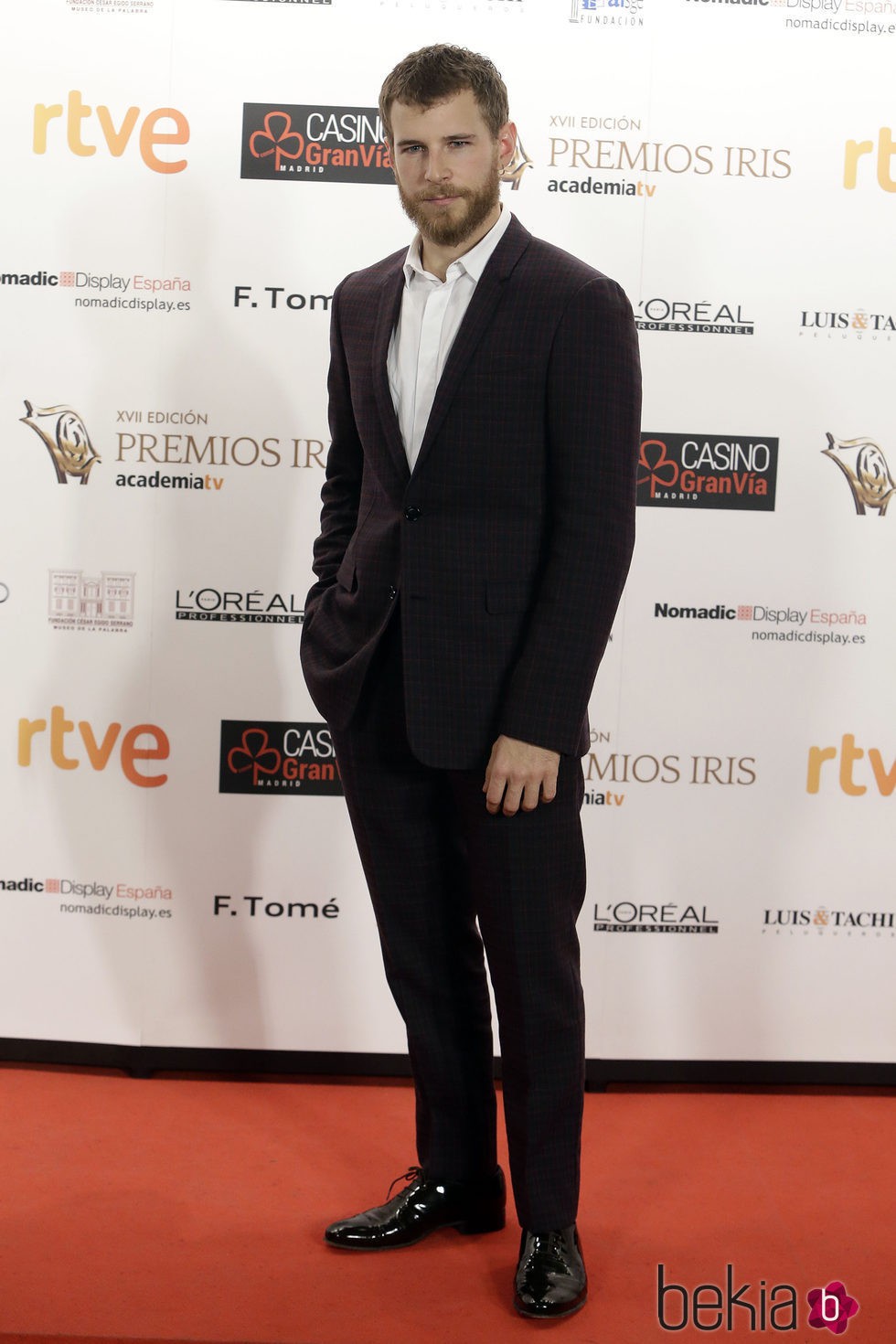 Álvaro Cervantes en los Premios Iris de la Academia de Televisión 2015