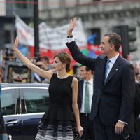 Los Reyes Felipe y Letizia saludando a su llegada a los Premios Princesa de Asturias 2015