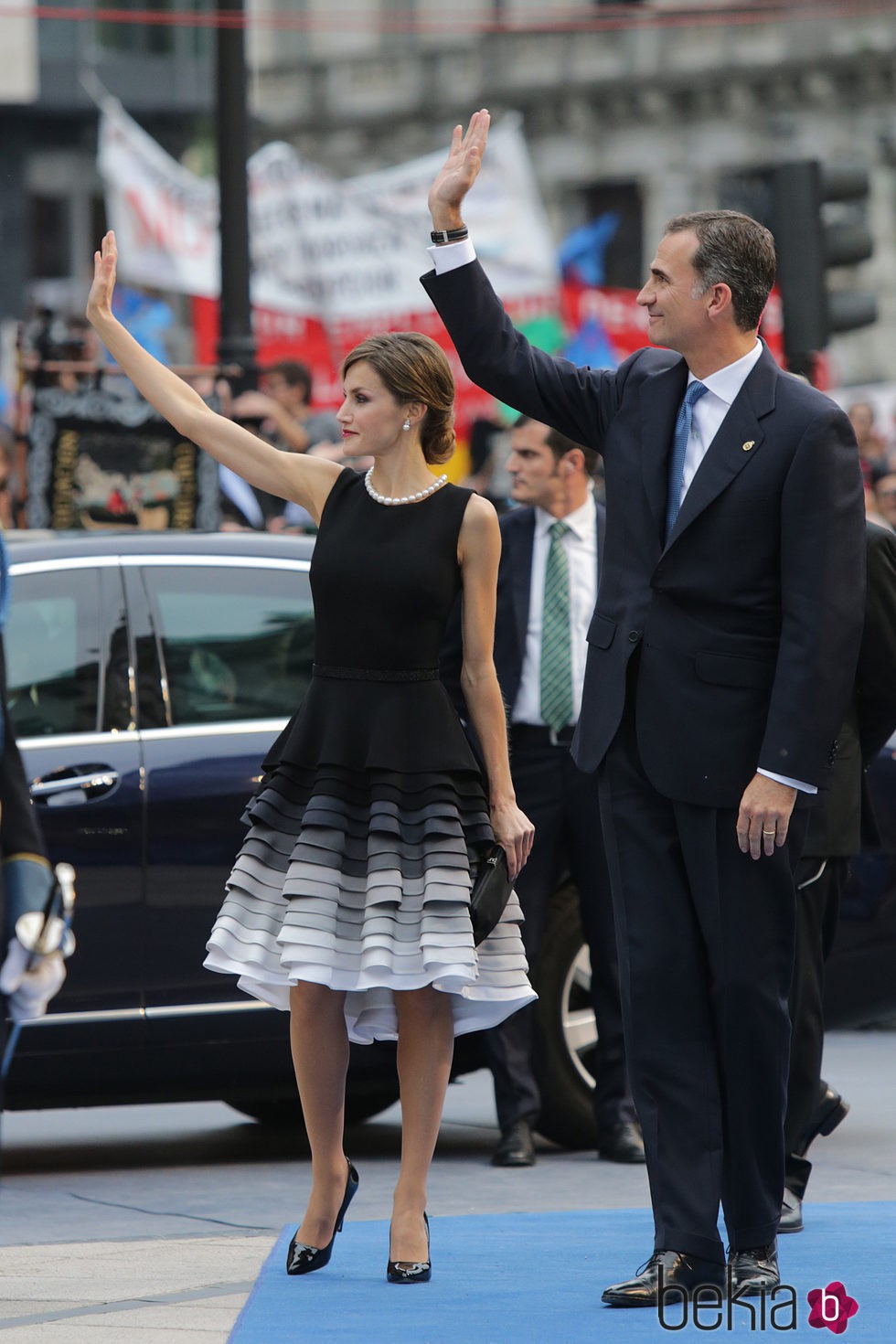 Los Reyes Felipe y Letizia saludando a su llegada a los Premios Princesa de Asturias 2015