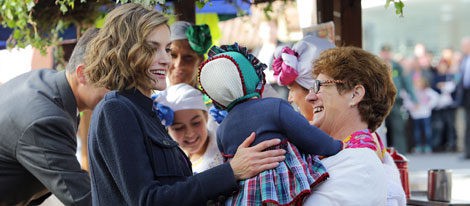 La Reina Letizia, cariñosa con una niña en Colombres