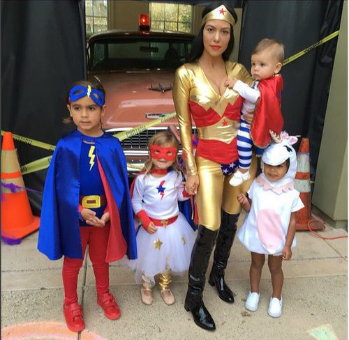 Kourtney Kardashian con sus hijos y su sobrina North West disfrazados para Halloween