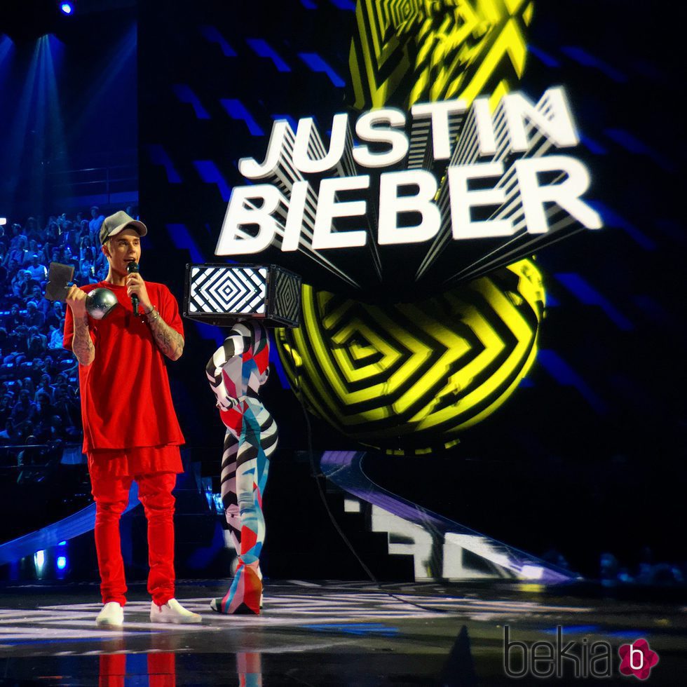 Justin Bieber recogiendo su premio en los MTV EMA 2015
