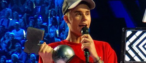 Justin Bieber recogiendo su premio en los MTV EMA 2015