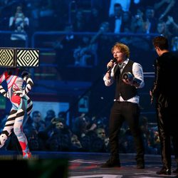 Ed Sheeran recogiendo su premio en los MTV EMA 2015