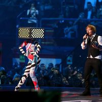 Ed Sheeran recogiendo su premio en los MTV EMA 2015