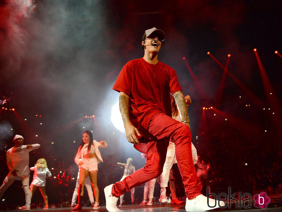 Justin Bieber durante su actuación en los MTV EMA 2015