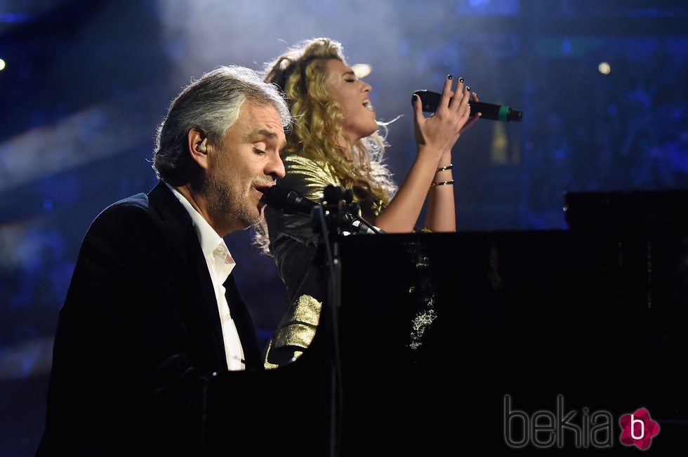 Andrea Bocelli y Tori Kelly durante su actuación en los MTV EMA 2015