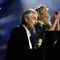 Andrea Bocelli y Tori Kelly durante su actuación en los MTV EMA 2015
