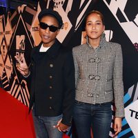 Pharrell Williams y Helen Lasichanh en los MTV EMA 2015