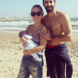 Yoli y Jonathan de 'GH 15' en la playa con su hija Valeria