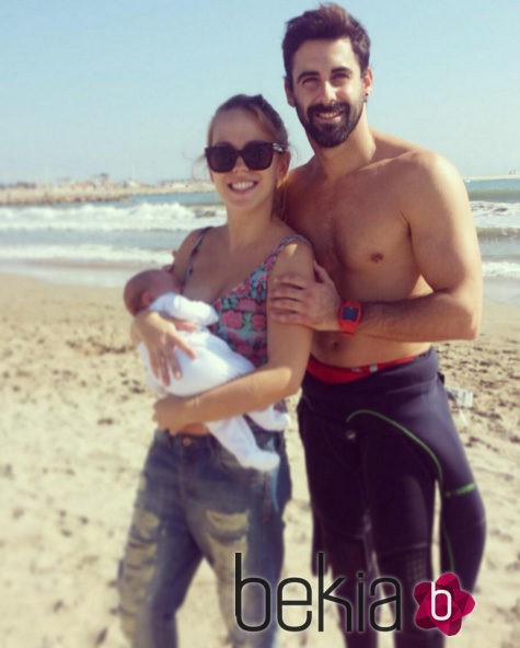 Yoli y Jonathan de 'GH 15' en la playa con su hija Valeria
