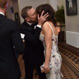 Daniel Craig y Rachel Weisz besándose en el estreno de 'Spectre'