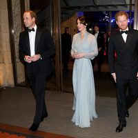 Los Duques de Cambridge y el Príncipe Harry en el estreno de 'Spectre'