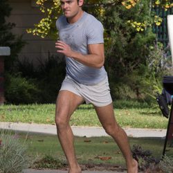 Zac Efron corriendo en el rodaje de 'Malditos Vecinos 2'