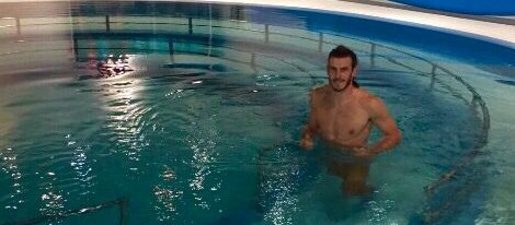 Bale, supuestamente desnudo en su piscina