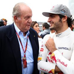 El Rey Juan Carlos saludando a Carlos Sainz Jr. en el GP de México 2015
