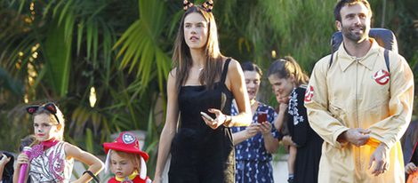 Alessandra Ambrosio y Jamie Mazur con sus hijos Anja y Noah llegando a una fiesta de Halloween 2015