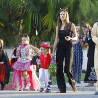 Alessandra Ambrosio y Jamie Mazur con sus hijos Anja y Noah llegando a una fiesta de Halloween 2015