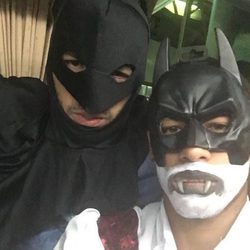 Luis Suárez y Neymar disfrazados de Batman celebrando Halloween 2015
