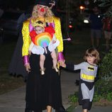 Molly Sims disfrazada junto a sus hijos en una fiesta de Halloween 2015