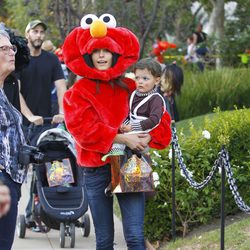Jordana Brewster disfrazada junto a su hijo en una fiesta de Halloween 2015