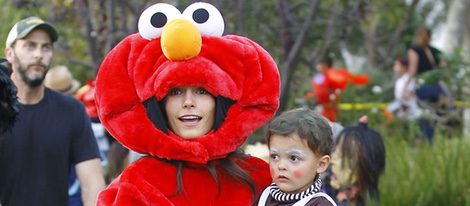 Jordana Brewster disfrazada junto a su hijo en una fiesta de Halloween 2015