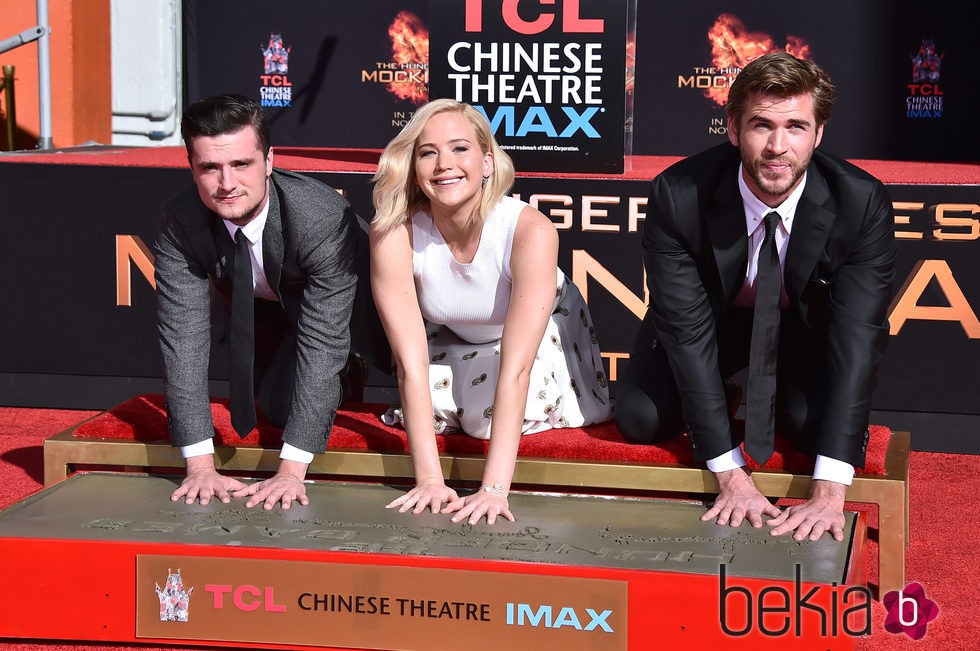 Jennifer Lawrence, Liam Hemsworth y Josh Hutcherson plasman su huellas en el Teatro Chino