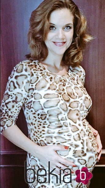 Beatriz Trapote luce su avanzado embarazo con un vestido animal print
