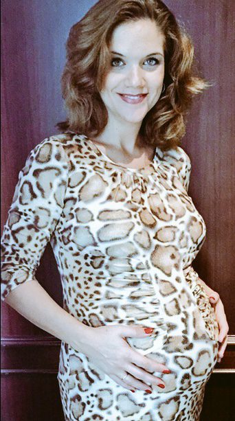Beatriz Trapote luce su avanzado embarazo con un vestido animal print