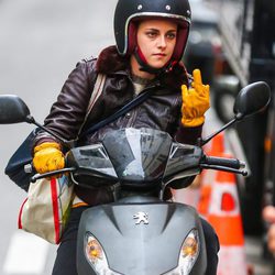 Kristen Stewart haciendo una peineta en el rodaje de 'Personal Shopper' en París
